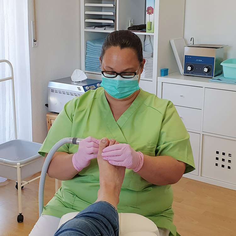 Kerstin Eichel bei der Fußpflege
